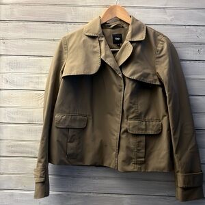 Gap women’s slightly cropped trench jacket snap buttons
